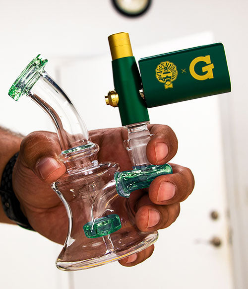 man holding rig with G Pen Roam Dr Greenthumb