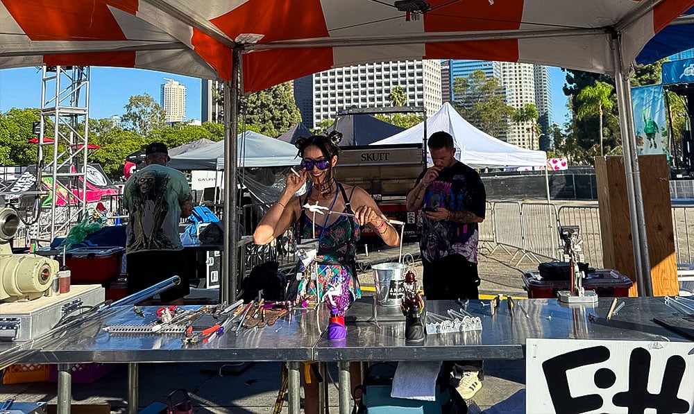 woman making Glass at Puffcon