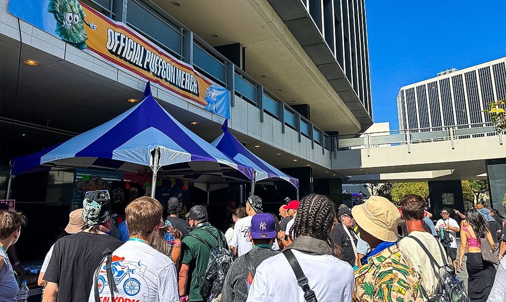 people waiting for Puffcon Merch at Puffcon